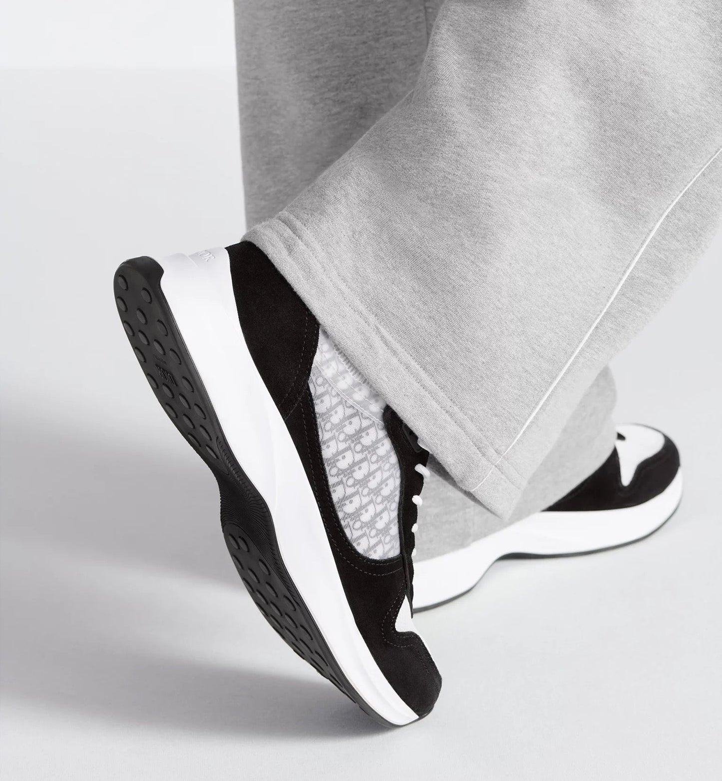 "25" Sneaker