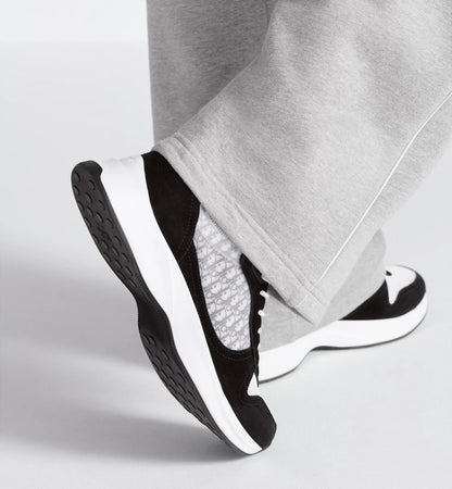 "25" Sneaker