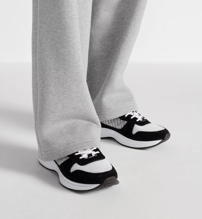 "25" Sneaker