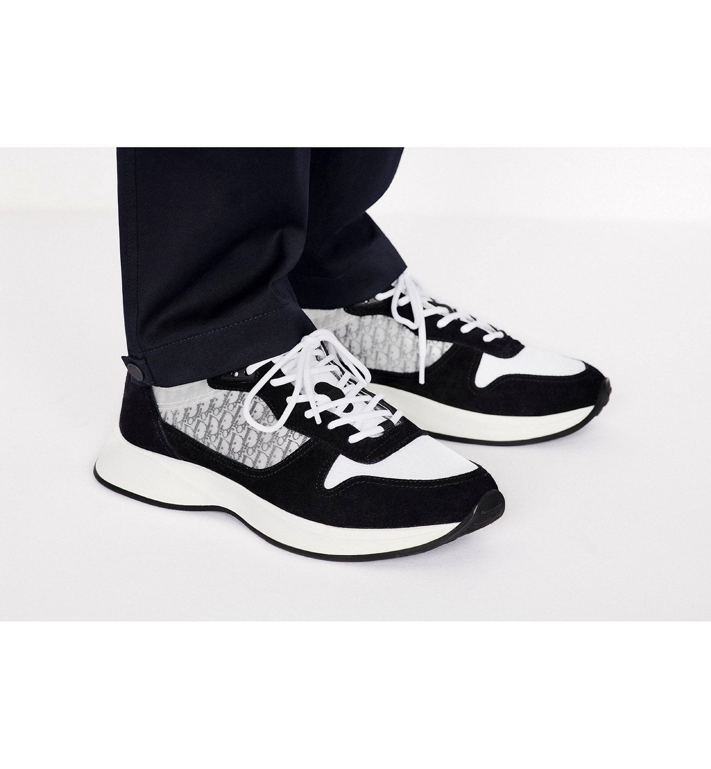 "25" Sneaker