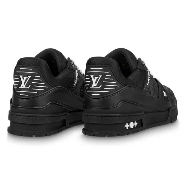 "V All Black" Trainer
